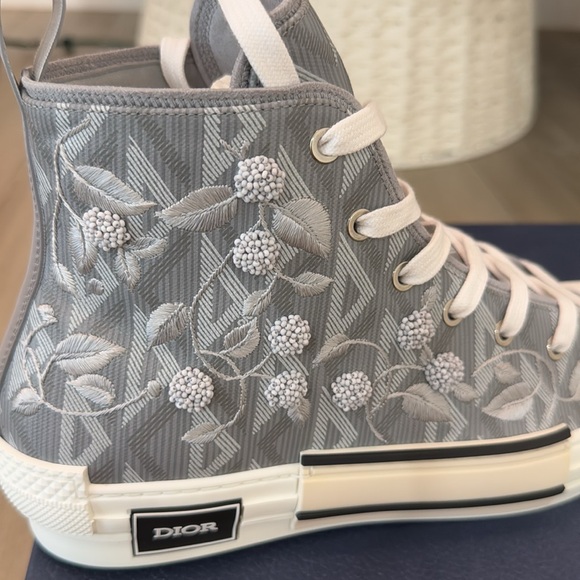 DIOR B23 HIGH-TOP
LILY OF THE VALLEY EMBROIDERY - Picture 7 of 13